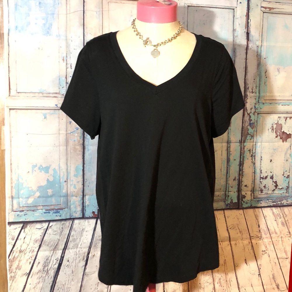 V neck black T-shirt